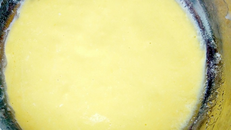 绿色美食+三色蒸蛋,蒸盘里涂上一层油，倒入薄薄的一层蛋黄液，上锅蒸两三分钟，表面凝固后取出。