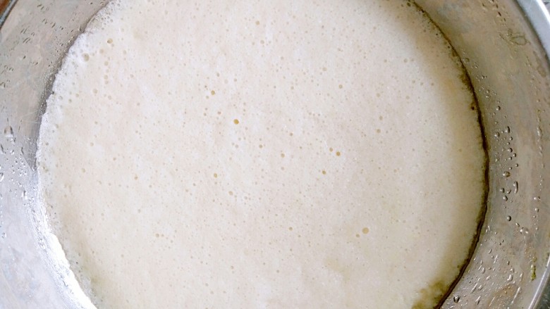 绿色美食+三色蒸蛋,20克牛奶加入适量面粉调成面糊，再加入一半打发好的蛋白用切拌手法搅拌均匀，再倒在蒸好的蛋黄糊上面，再放入蒸锅盖上盖子蒸2.3分钟取出