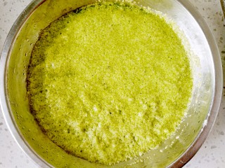 绿色美食+三色蒸蛋,再用菠菜汁加适量面粉加20克牛奶，调成面糊，再加入剩下的蛋白里，切拌手法搅拌均匀，在倒入蒸好的蛋白上面，入蒸锅盖上盖子蒸5分钟左右取出。