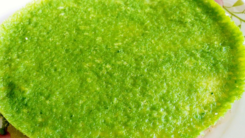 绿色美食+三色蒸蛋,蒸好的菠菜汁很绿很漂亮，取出放晾
