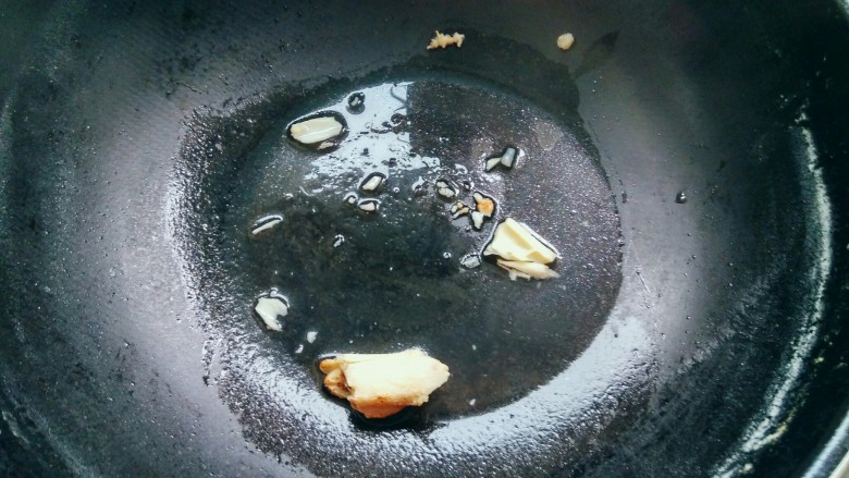 笋香猪蹄,倒掉一部分煮猪蹄的水，将猪蹄小心捡出来，小骨头渣滓就留在锅底，将骨头渣滓倒掉。这一步非常重要，因为见到过不少被骨头渣滓划伤的病例。