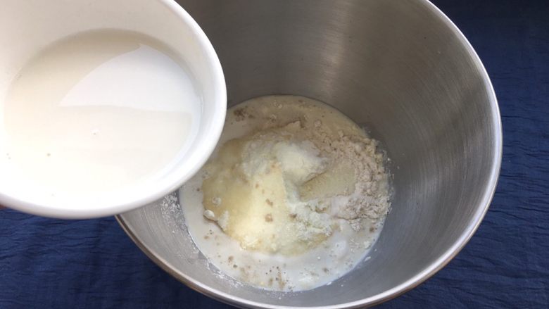 牛奶椰蓉小面包,倒入牛奶，牛奶可以少量分多次添加。