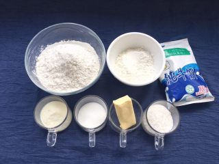 牛奶椰蓉小面包,准备高筋面粉250克、低筋面粉35克，牛奶130克，奶粉20克、白糖25克、黄油25克、椰蓉20克。