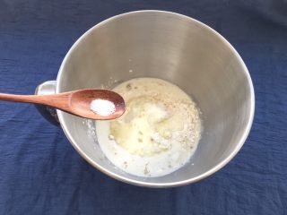 牛奶椰蓉小面包,再加入盐2克。
