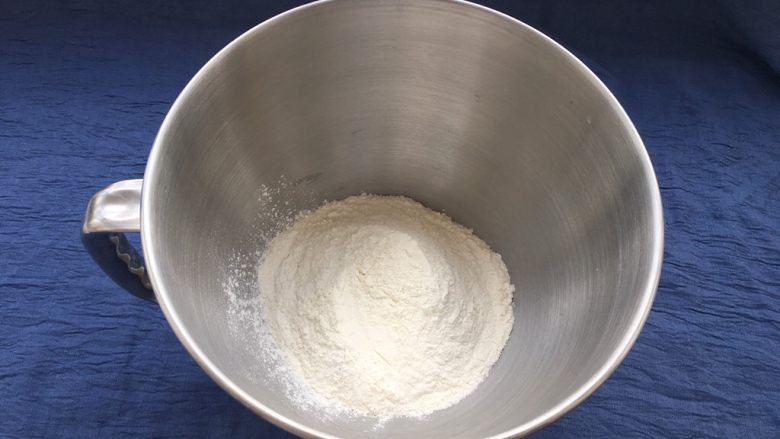 牛奶椰蓉小面包,先将250克高筋面粉倒入厨师机中。