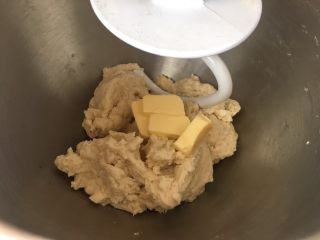 牛奶椰蓉小面包,加入黄油继续揉至可以拉出比较透明而有韧性的薄膜（喜欢椰丝或椰蓉可以加入20克左右）。