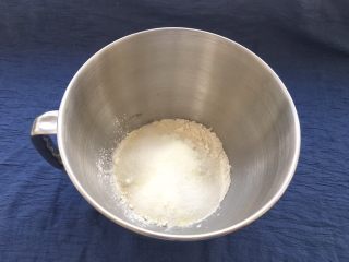 牛奶椰蓉小面包,再把35克低筋面粉，25白糖和20克牛奶一起倒入厨师机中。