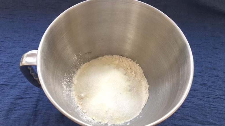 牛奶椰蓉小面包,再把35克低筋面粉，25白糖和20克牛奶一起倒入厨师机中。