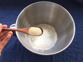 牛奶椰蓉小面包,添加3克干酵母。