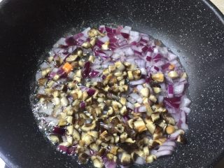 #又伊鲜#糯米烧卖,锅里留底油，加入洋葱香菇炒出香味。