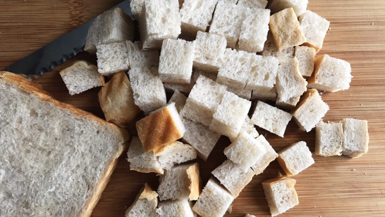 面包布丁 - 老化面包的华丽转身,把面包切丁，同时预热烤箱至180度