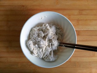 奶香油酥核桃饼,倒入酵母水用筷子搅成絮状
不同面粉吸水性不同，不要一下子倒入，逐量添加