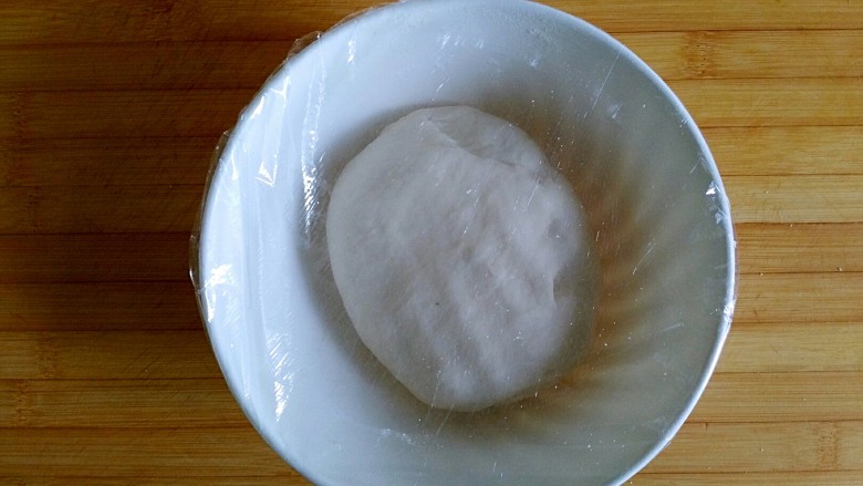 奶香油酥核桃饼,揉好的面团盖保鲜膜进行发酵
室温大概两个小时左右
发酵至两倍大即可