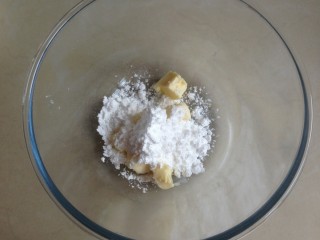 芝麻蛋白薄饼,室温软化后加入糖粉。