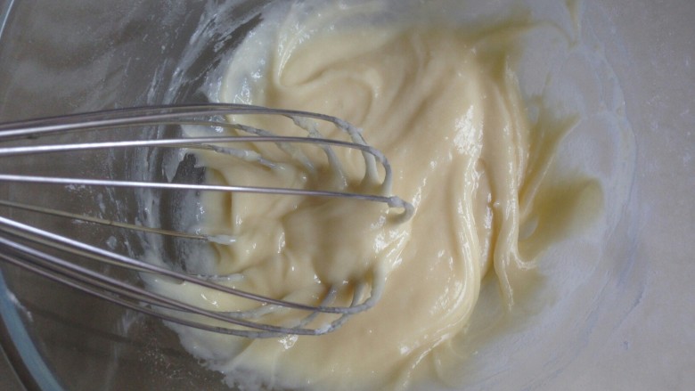 芝麻蛋白薄饼,划Z字型拌均匀，不要过度搅拌。