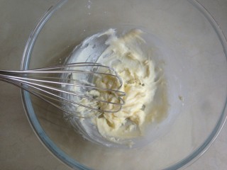 芝麻蛋白薄饼,用手动打蛋器搅拌均匀。