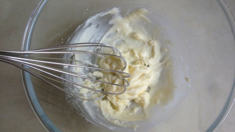 芝麻蛋白薄饼,用手动打蛋器搅拌均匀。