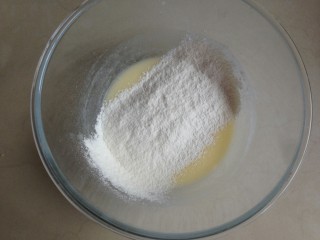 芝麻蛋白薄饼,筛入低筋面粉。