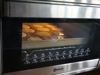 芝麻蛋白薄饼,放入已经提前预热到155度的烤箱中下层，烘烤15分钟左右。