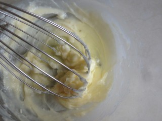 芝麻蛋白薄饼,分两次加入蛋清，搅拌均匀。