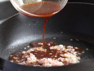 黑椒金针肥牛卷,倒入调好的酱汁。