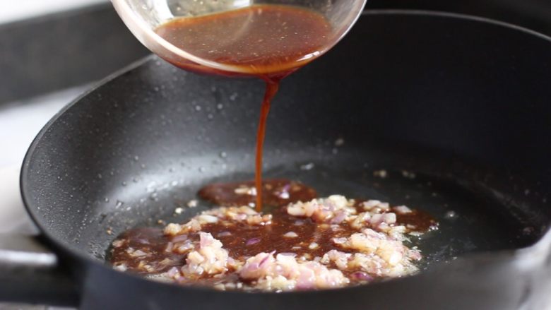 黑椒金针肥牛卷,倒入调好的酱汁。