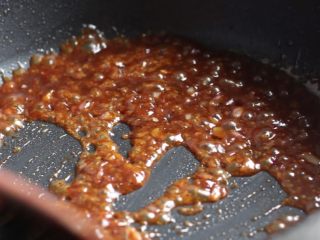 黑椒金针肥牛卷,中火将酱汁炒至浓稠。