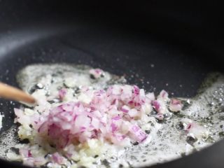 黑椒金针肥牛卷,锅中加入黄油，加热至融化，五成热加入洋葱丁和蒜蓉炒香。