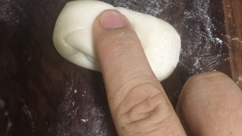 香菇肉馅酥饼,用手指压一下，两端对折
