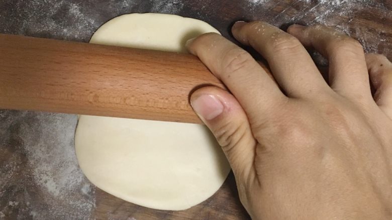 香菇肉馅酥饼,用擀面杖擀成圆形