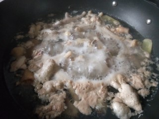 香辣卤鸡爪,水开后再煮5分钟，捞出鸡爪。
