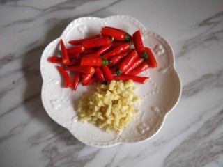 香辣卤鸡爪,等待水开的过程可以准备一下配料，小米椒对半切开，姜切沫。