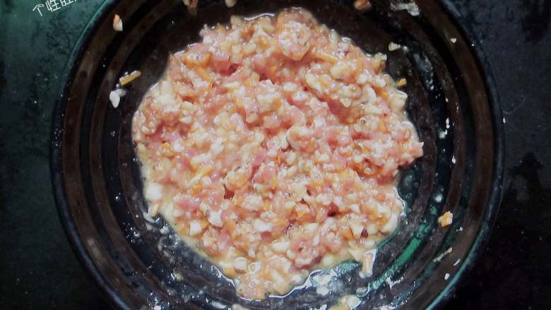 花式小馅饼,香菇丁+胡萝卜丁+肉馅装在碗里，撒点蒜末、盐、加入半个鸡蛋蛋清、酱油沿一个方向搅拌上劲。