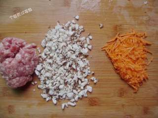 花式小馅饼,胡萝卜去皮切成小丁，香菇去根洗干净切成小丁