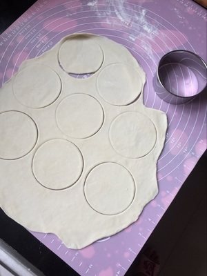 花式小馅饼,弛15分钟左右，擀成面片，用圆形模具压出饺子皮待用