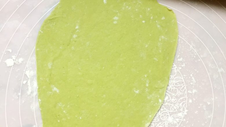 绿色美食+红嘴绿鹦哥铺盖面,在垫子上均匀撒上面粉，取一小块面团擀成薄片。其他面团也重复这一步骤。