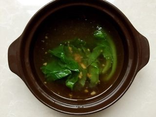 绿色美食+红嘴绿鹦哥铺盖面,碗里加入适量面汤、生抽、盐、肉臊的油，挑入生菜。