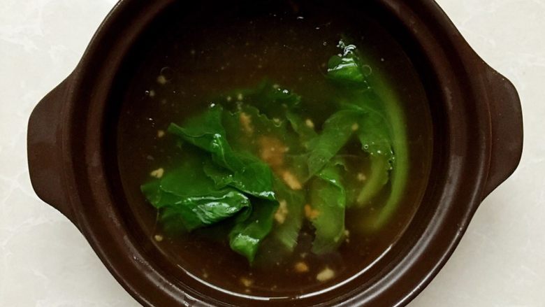 绿色美食+红嘴绿鹦哥铺盖面,碗里加入适量面汤、生抽、盐、肉臊的油，挑入生菜。