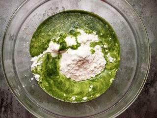 绿色美食+红嘴绿鹦哥铺盖面,将生菜汁倒入面粉碗里，加适量盐揉成光滑的面团。