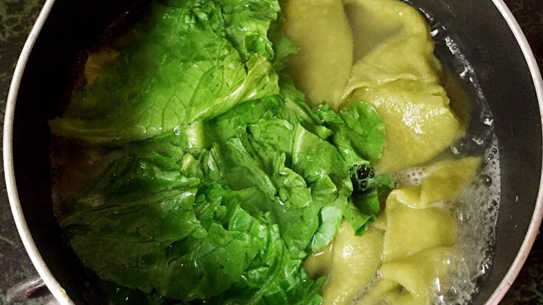 绿色美食+红嘴绿鹦哥铺盖面,面片快熟时放入生菜煮开即关火。