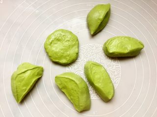 绿色美食+红嘴绿鹦哥铺盖面,醒好的面团分成几小块。