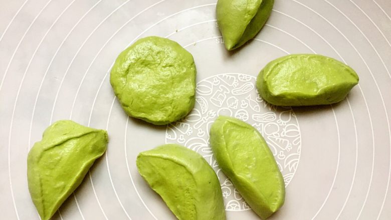 绿色美食+红嘴绿鹦哥铺盖面,醒好的面团分成几小块。