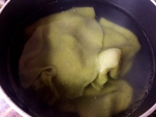 绿色美食+红嘴绿鹦哥铺盖面,水烧开放入面片煮熟。