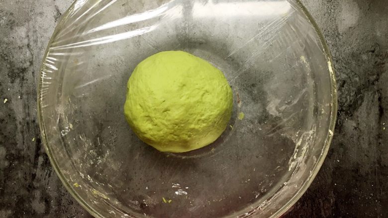 绿色美食+红嘴绿鹦哥铺盖面,揉好的面团用保鲜膜封住放置2小时醒面。