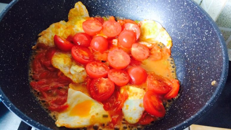 爱国的方式炒个蛋—西西里式番茄炒蛋,继续大火收汁，然后放另外一半番茄。