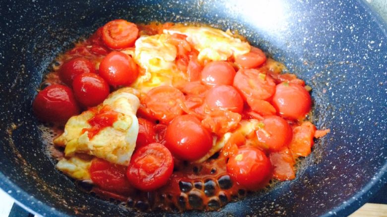 爱国的方式炒个蛋—西西里式番茄炒蛋,收汁到差不多放一点盐，撒葱花，出锅。
