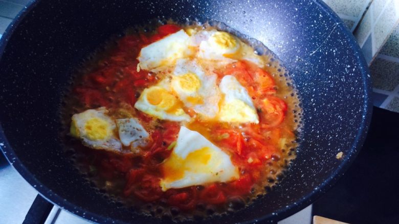 爱国的方式炒个蛋—西西里式番茄炒蛋,大火收汁到一半，放煎好的鹌鹑蛋，放蚝油。