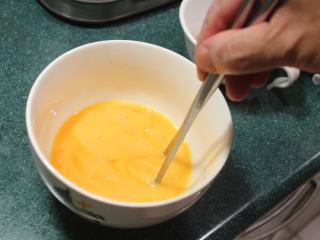 日式茶碗蒸,将蛋打散。不可用打蛋器或绕圆圈的方式打蛋，会把空气打进蛋液里。将筷子抵住容器的底部，来回划十字形，大约来回20几次即可将蛋打散。