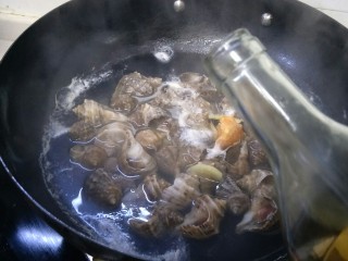 水煮海螺,添加适量的料酒。