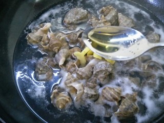 水煮海螺,加少许的油